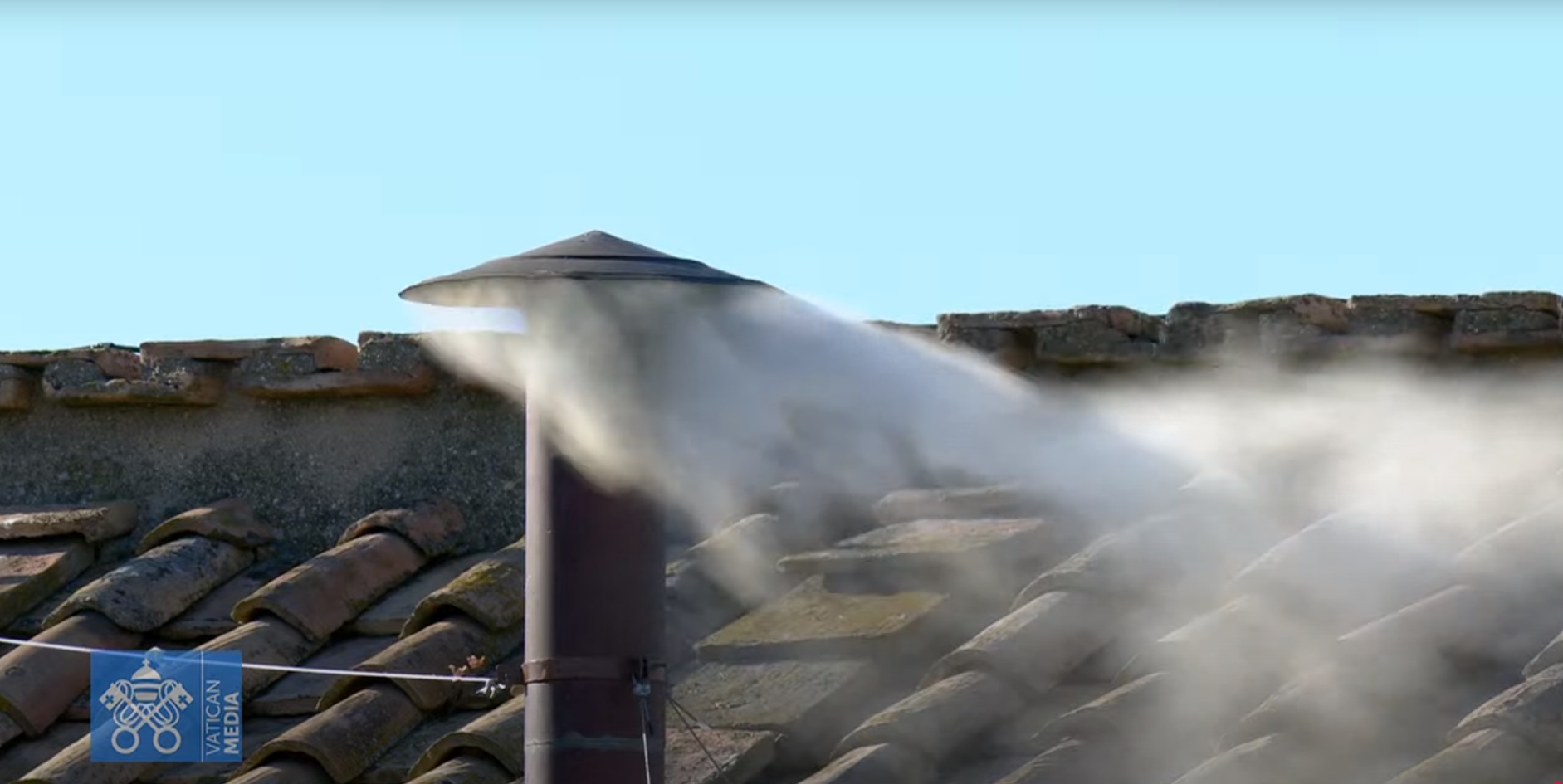 Бял дим се издигна от комина над Сикстинската капела сигнализирайки