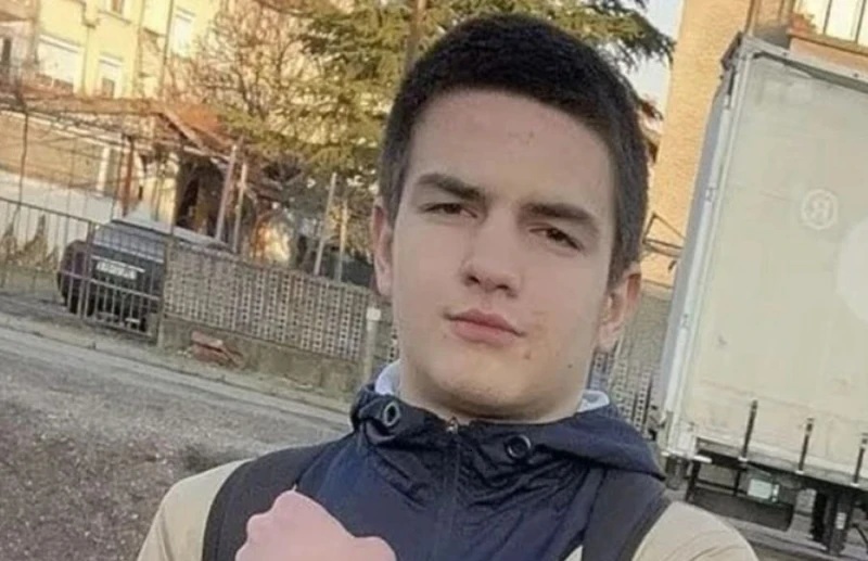 Близки и приятели на 16 годишния Виктор от Нова Загора отправиха