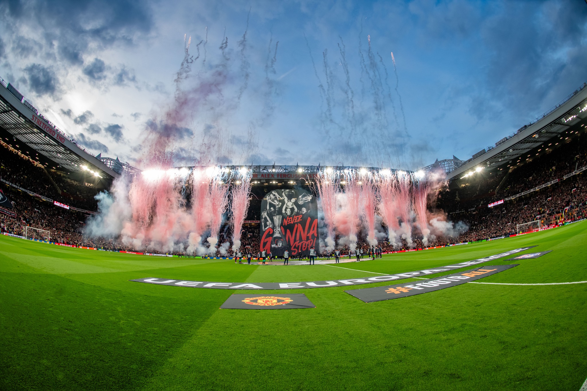 Англия ликува с три финалиста в евротурнирите макар и не