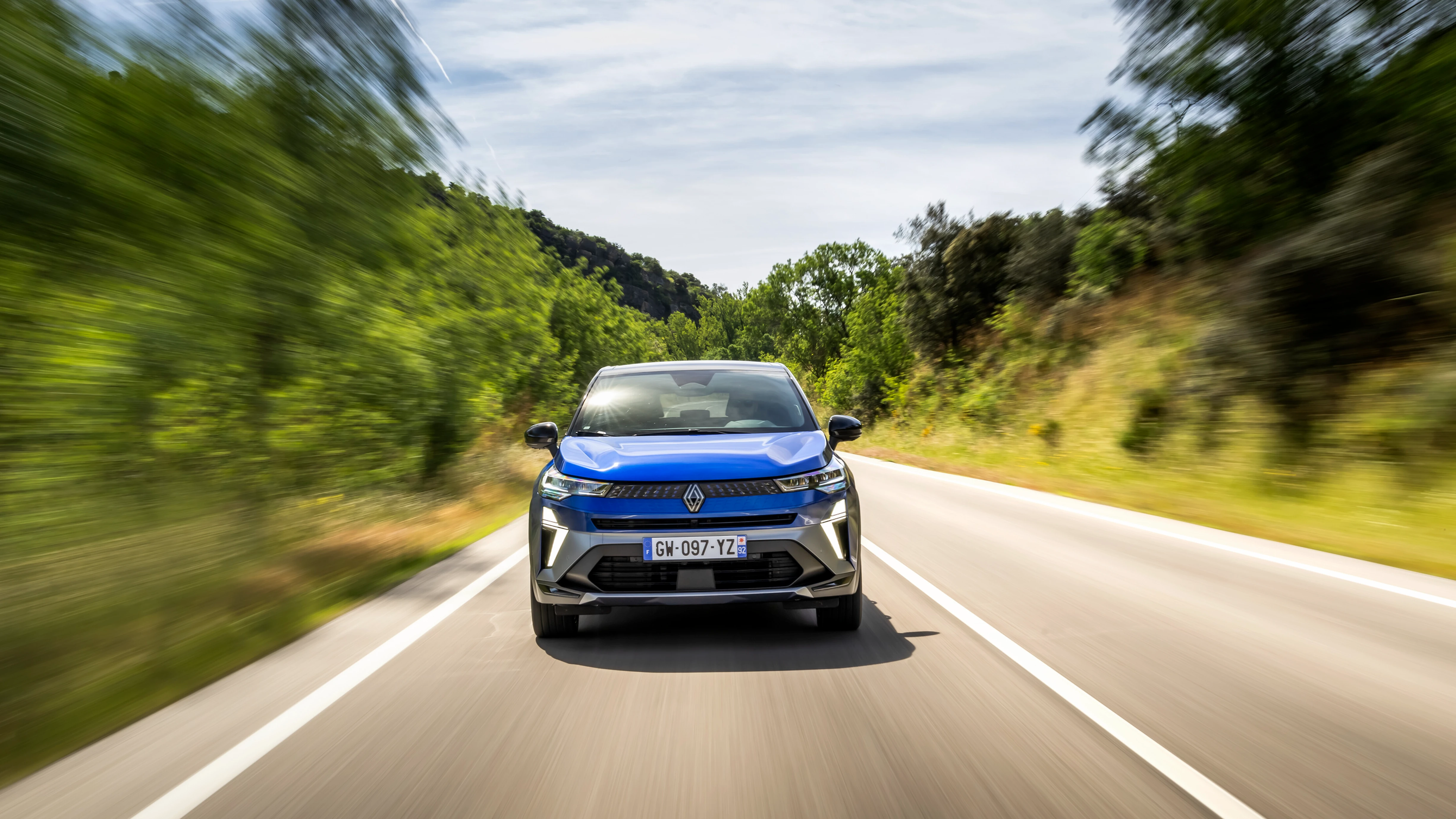 През 2021 г инженерите на Renault разработиха иновативния хибриден двигател