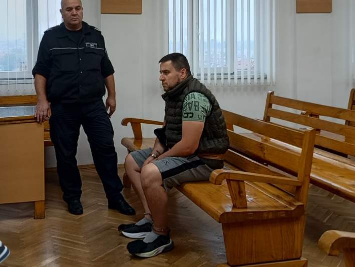 Имал пререкание и с арестантМъж обвинен в убийство на приятелката