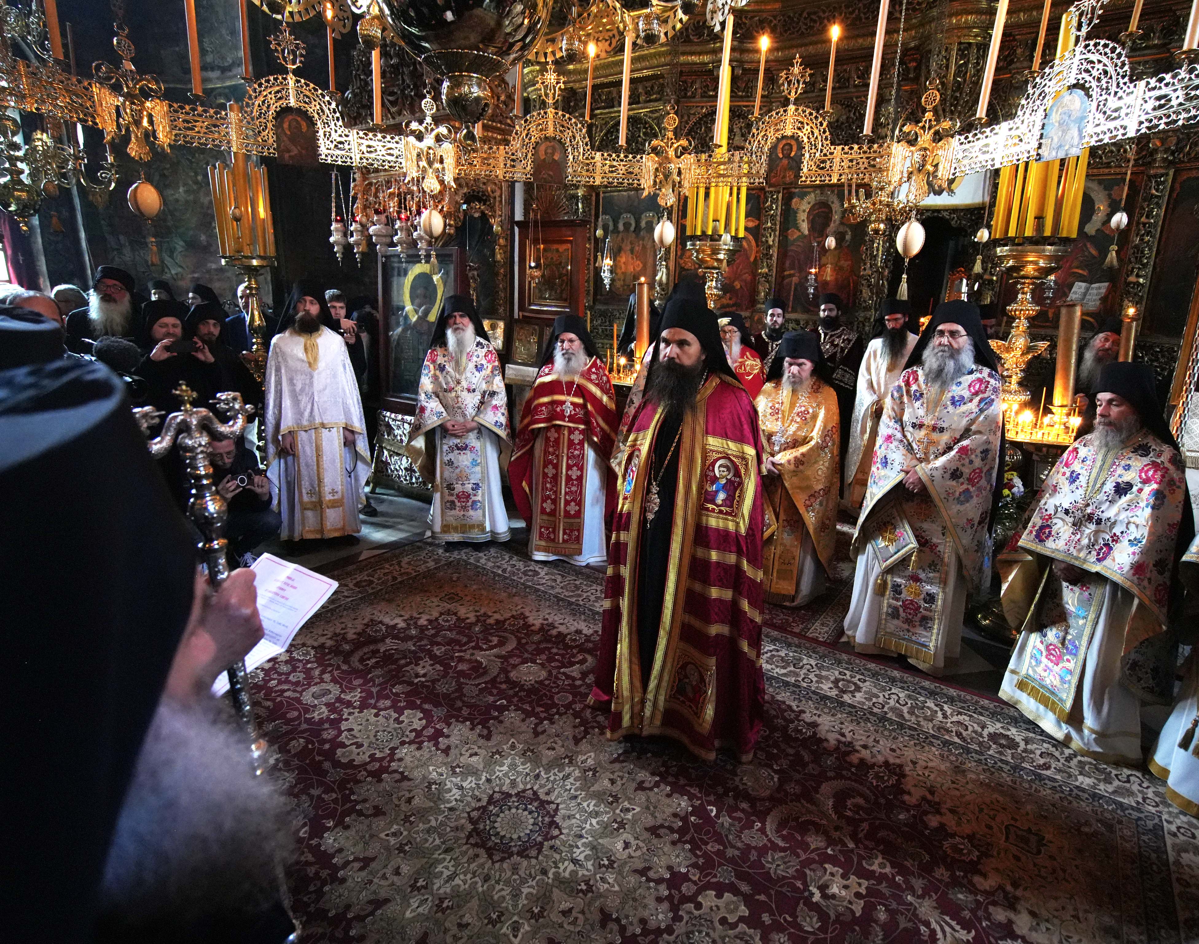 Българската делегация подари архимандритски жезълС почести бе посрещнат в Зографския