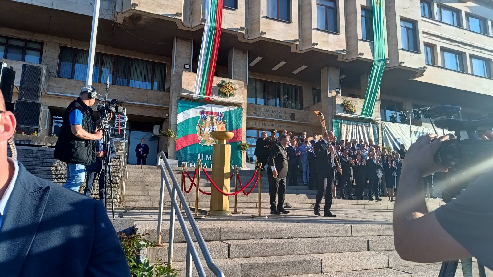 Над 200 пяха химна на градаОгън на знанието беше запален