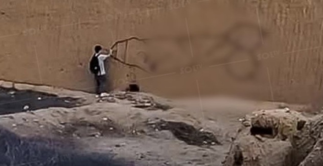 Мъж надраска Чан Чан обект от Списъка на световното културно