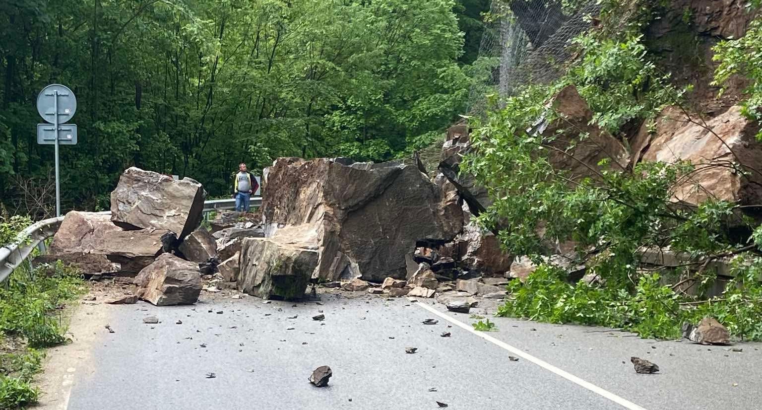 Свлякла се скална маса на пътя Пещера Батак временно