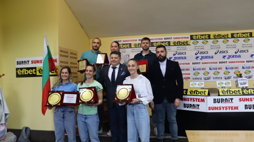 Българска федерация бадминтон връчи специални плакети на европейските шампионки на