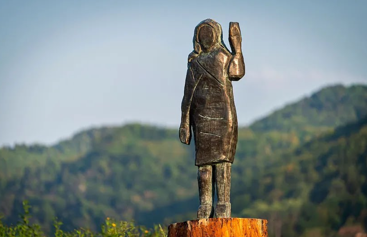 Първата статуя на Мелания Тръмп в родната ѝ Словения беше