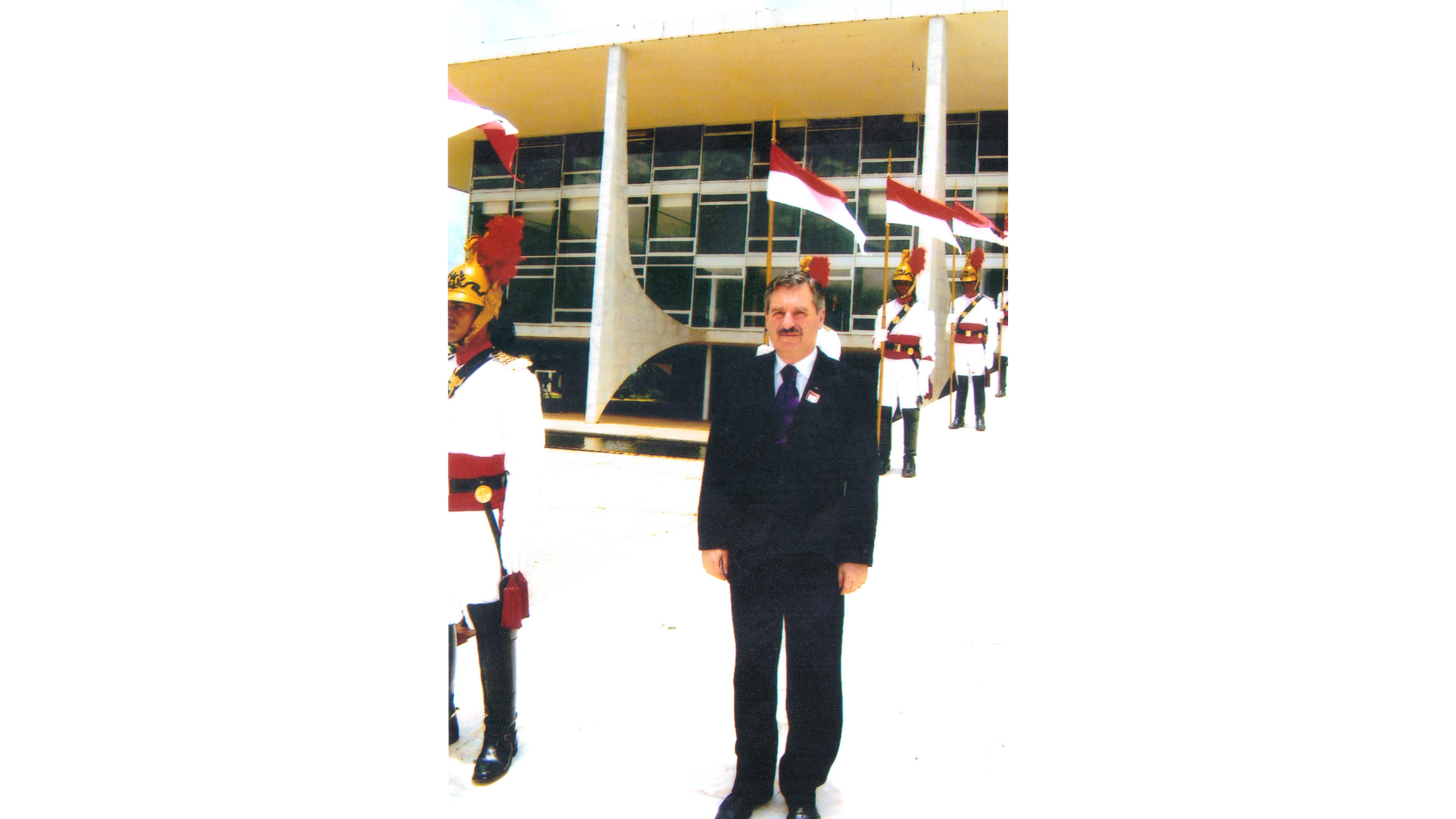 От Средношколско знаме през БНР БНТ СИК Лучано до Троянския