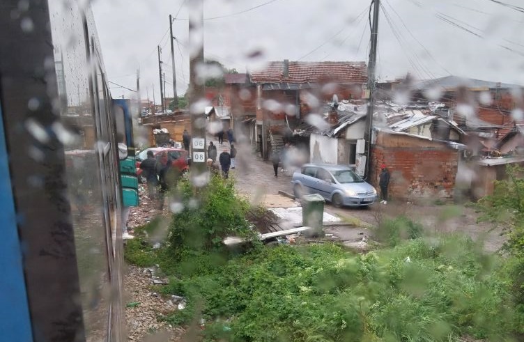 Влак удари неправилно паркиран автомобил в столичния квартал Факултета съобщи