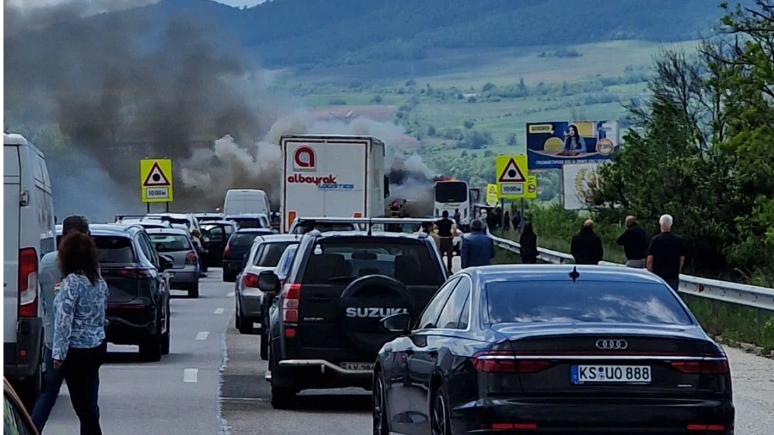Трафикът в посока Бургас се осъществява през обходен маршрут пътен