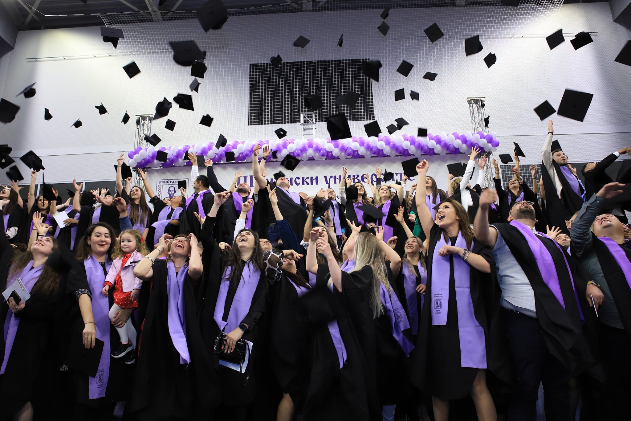 Над 1 800 бакалаври и магистри от випуск 2024 се