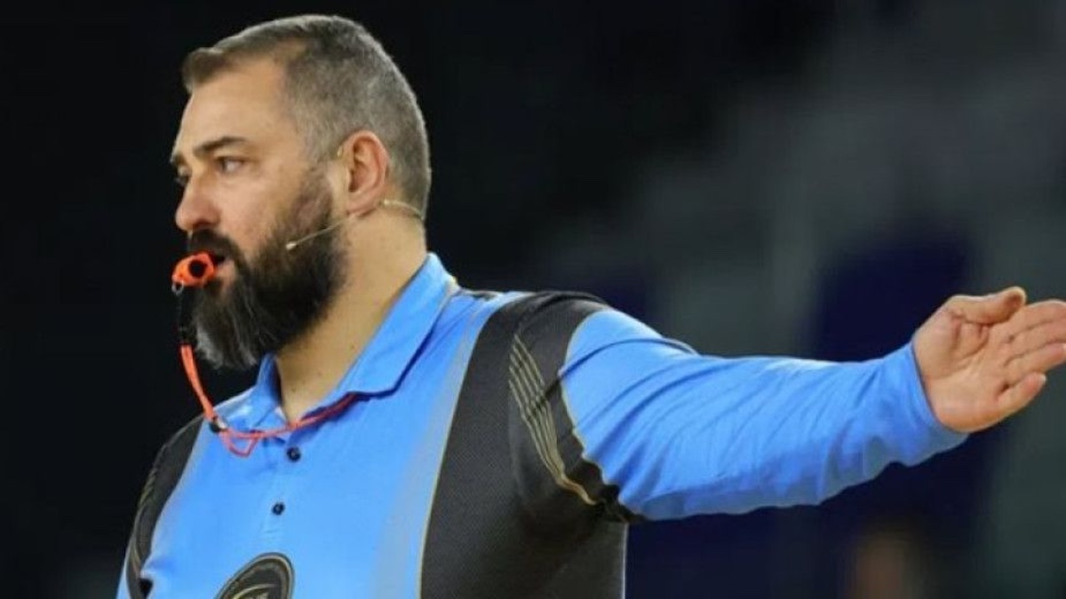 Най добрият български съдия Ивайло Иванов ще ръководи финала на Шампионската