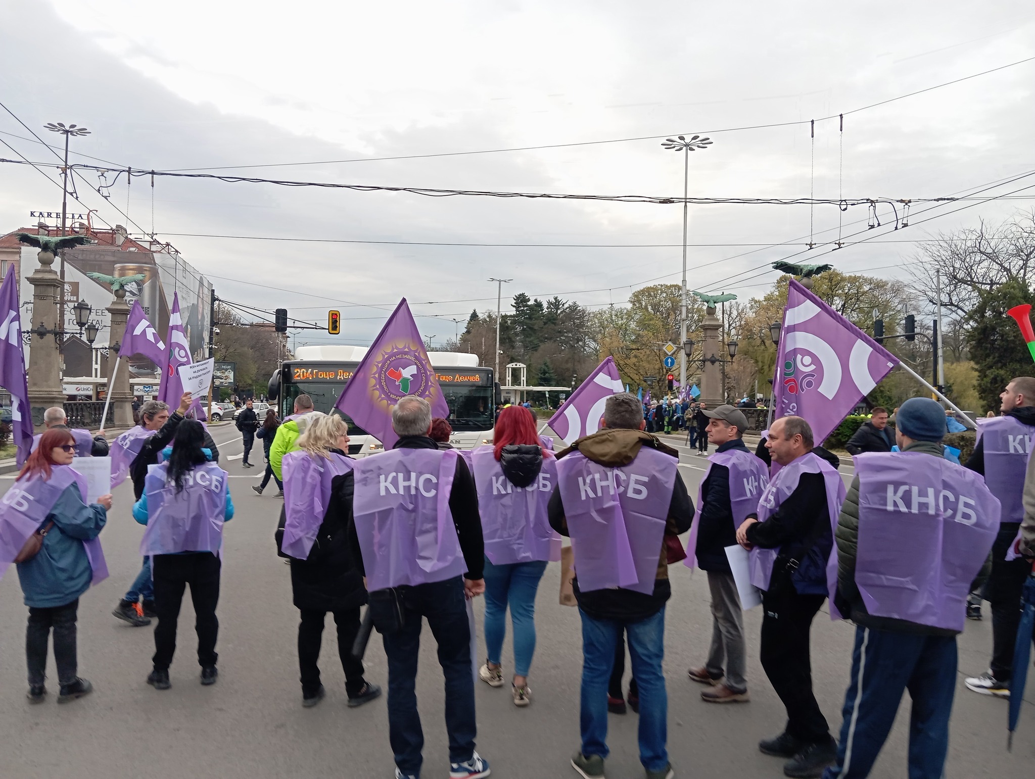 Наземният градски транспорт остава блокиран и днес съобщиха от Столичната