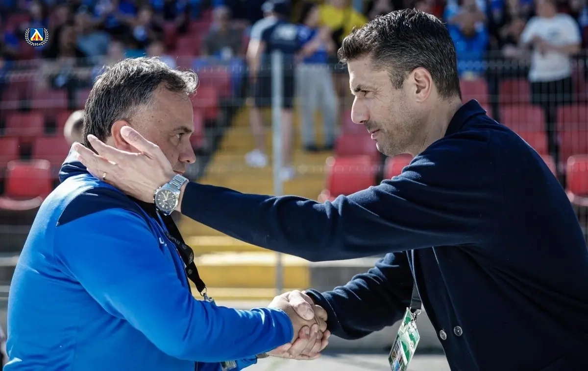 Старши треньорът на Септември София Николай Митов е фаворит за