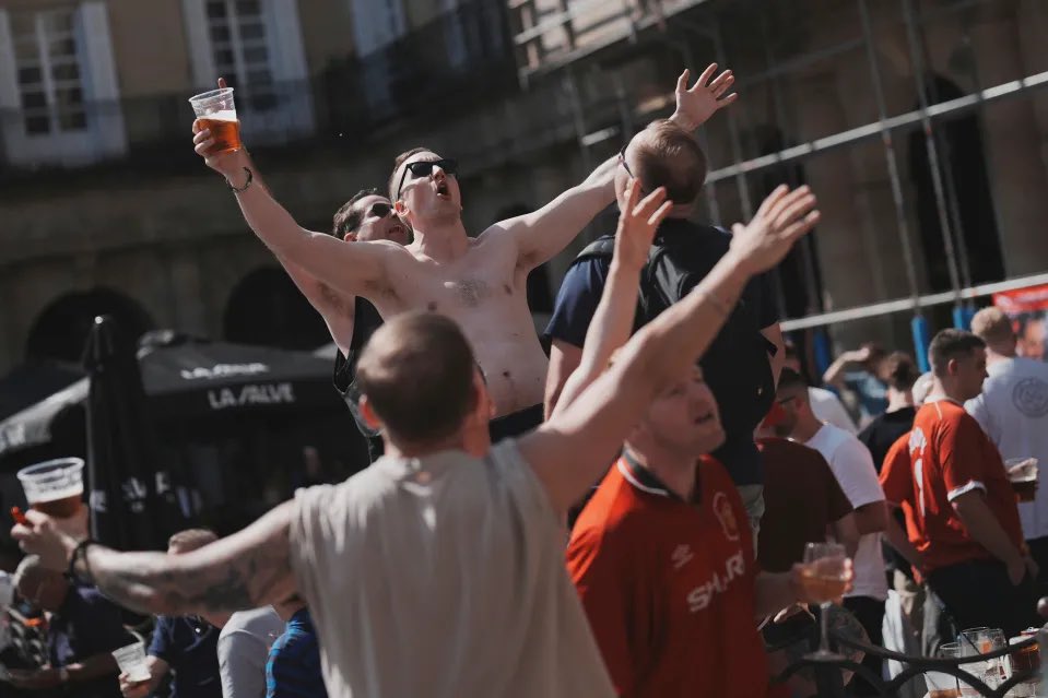 Близо 100 000 фенове на Тотнъм и Манчестър Юнайтед щурмуваха