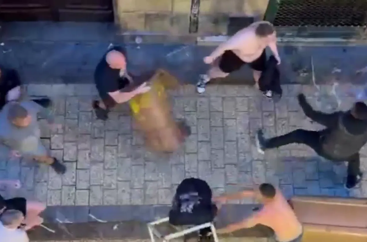 Здрав бой си спретнаха фенове на Манчестър Юнайтед и Тотнъм