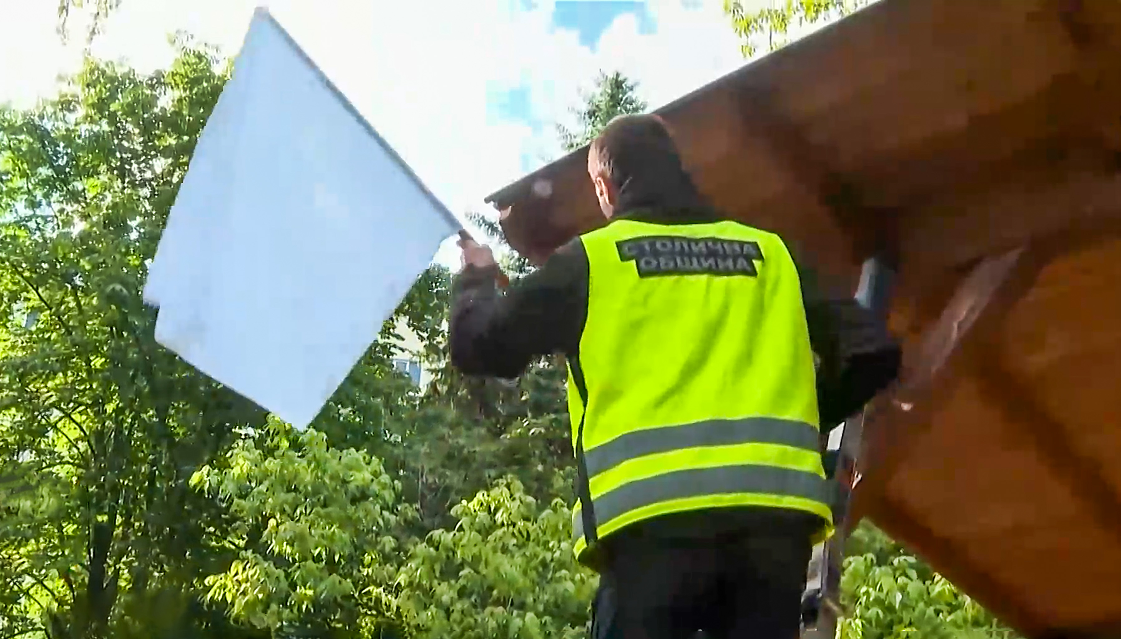 Аварийни екипи пазят децата учителки ги бранят с метли докато