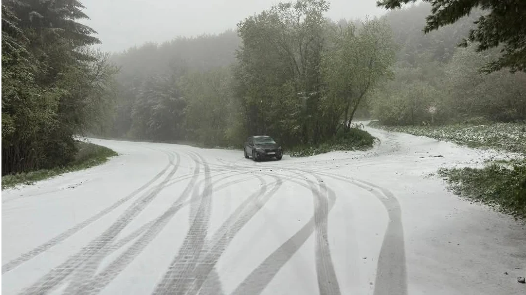 Сняг продължава да вали по високите части на много места