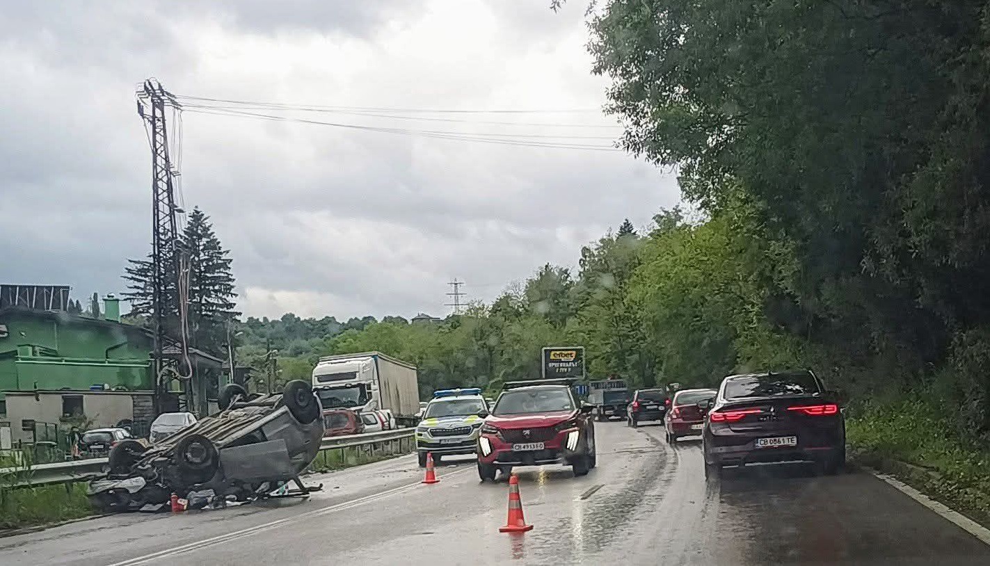 Кола се обърна по таван преди караулката на Владая в