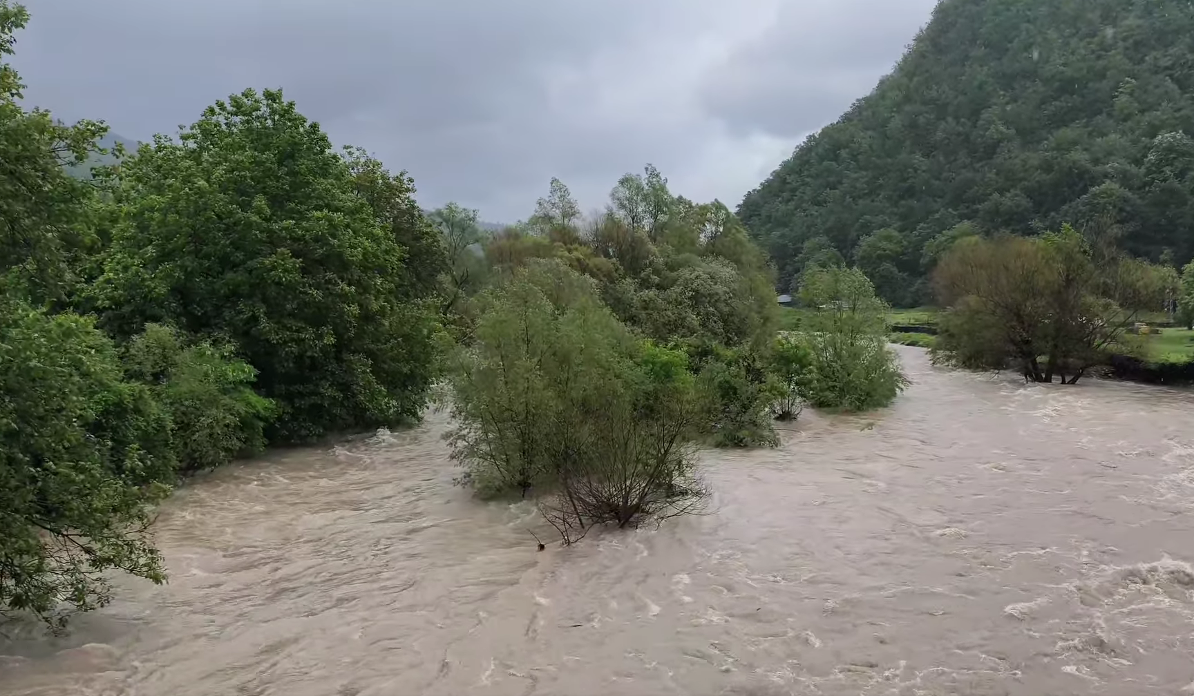 Река Вит в Тетевен е излязла от коритото си кметът
