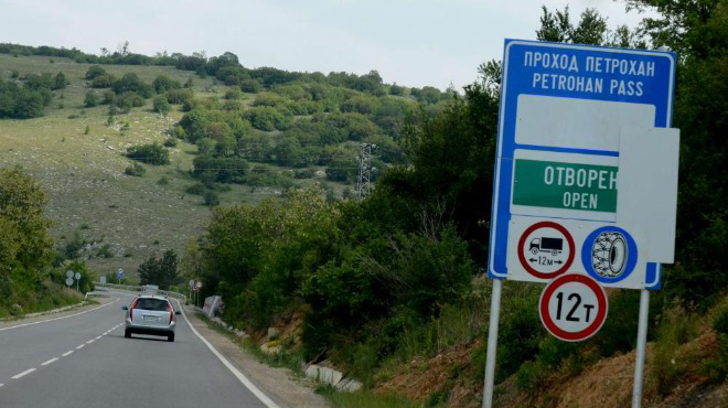 Затварят Петрохан за почистване на опасни дървета Движението през проходът