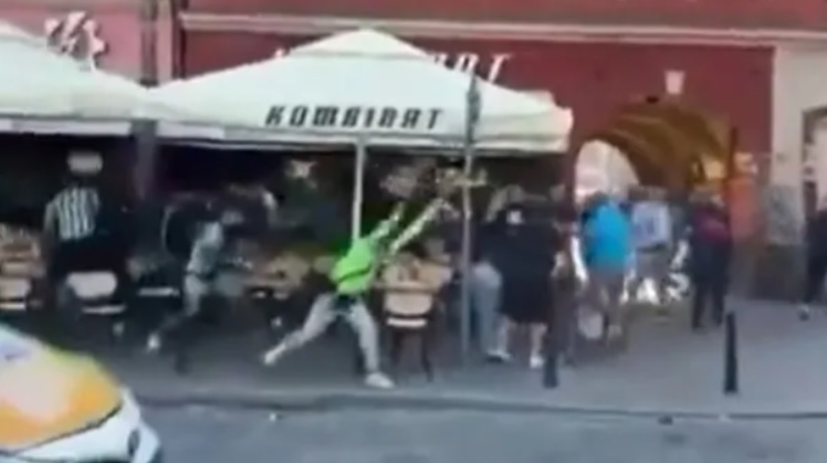 Кръв и сълзотворен газ из улиците на Вроцлав Полският град