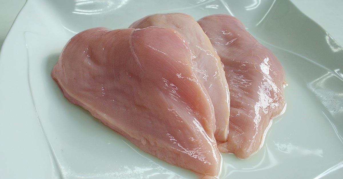 Конфискуваха пилешко месо без произход и стоки на защитени марки