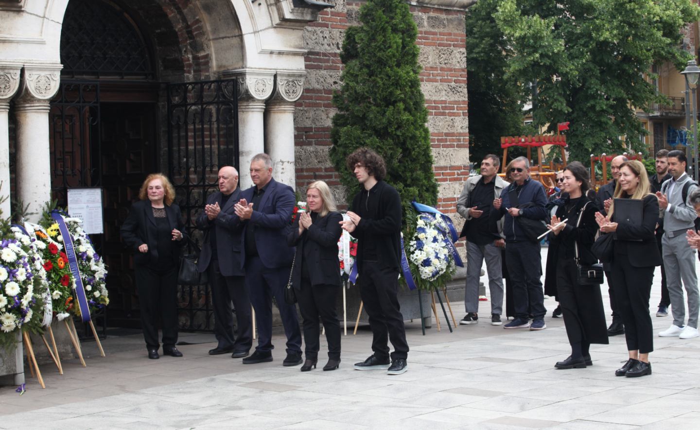 С трогателен жест завърши поклонението пред тленните останки на легендата