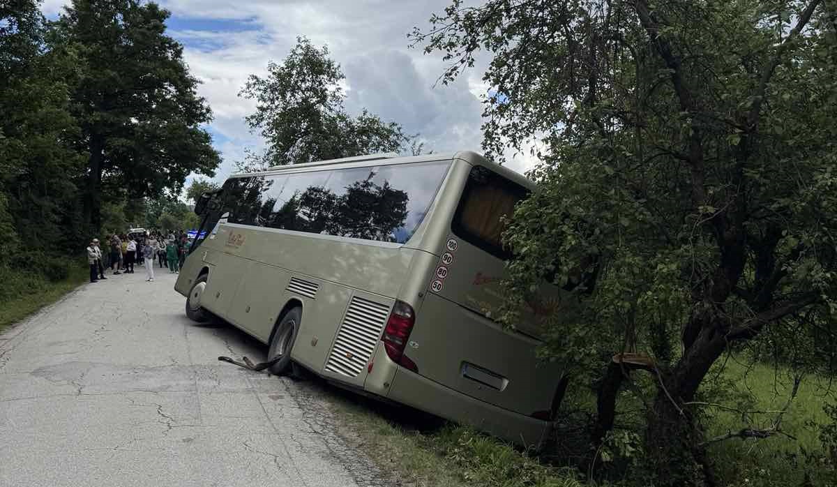 Заради инцидент с автобус пътят Донино Боженци е затворен съобщиха от