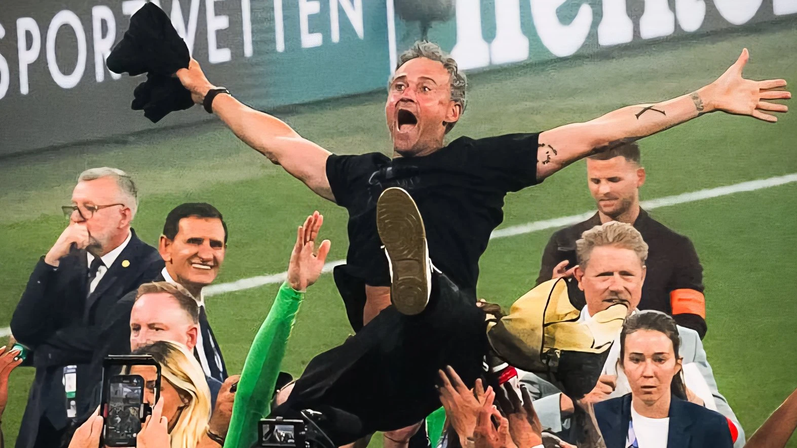 Точно 10 години по късно Луис Енрике отново стъпи на футболния