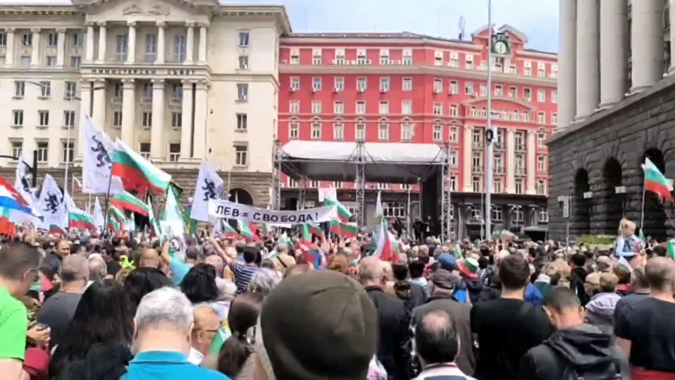 Единственият избор днес е да бъдат пълни площадитеПросто не оставят