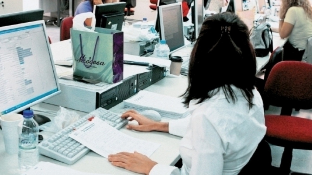 Администрацията расте въпреки намалението на населениетоУвеличение с 2500 бройки за