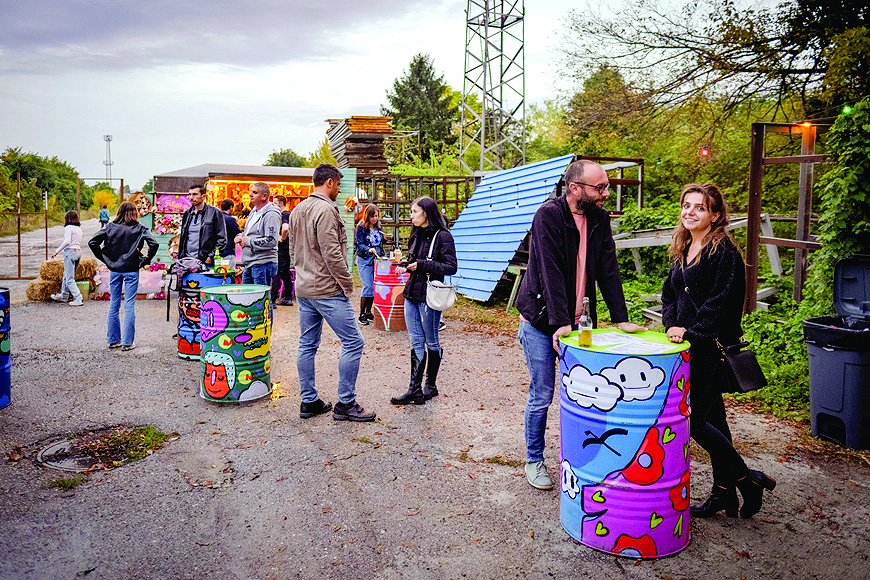 Място за музика изкуство и работилници за малки и големиТематични