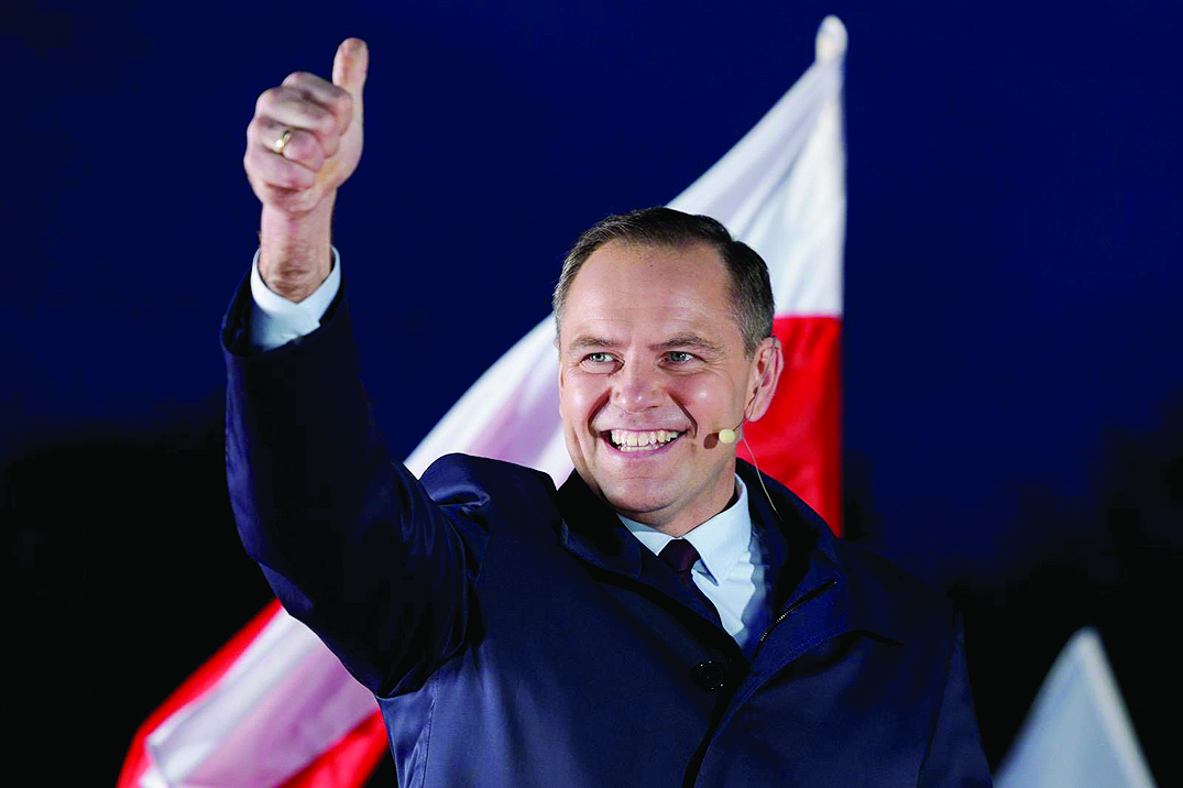 При рекордна избирателна активност 71 31 за президентски балотаж Карол