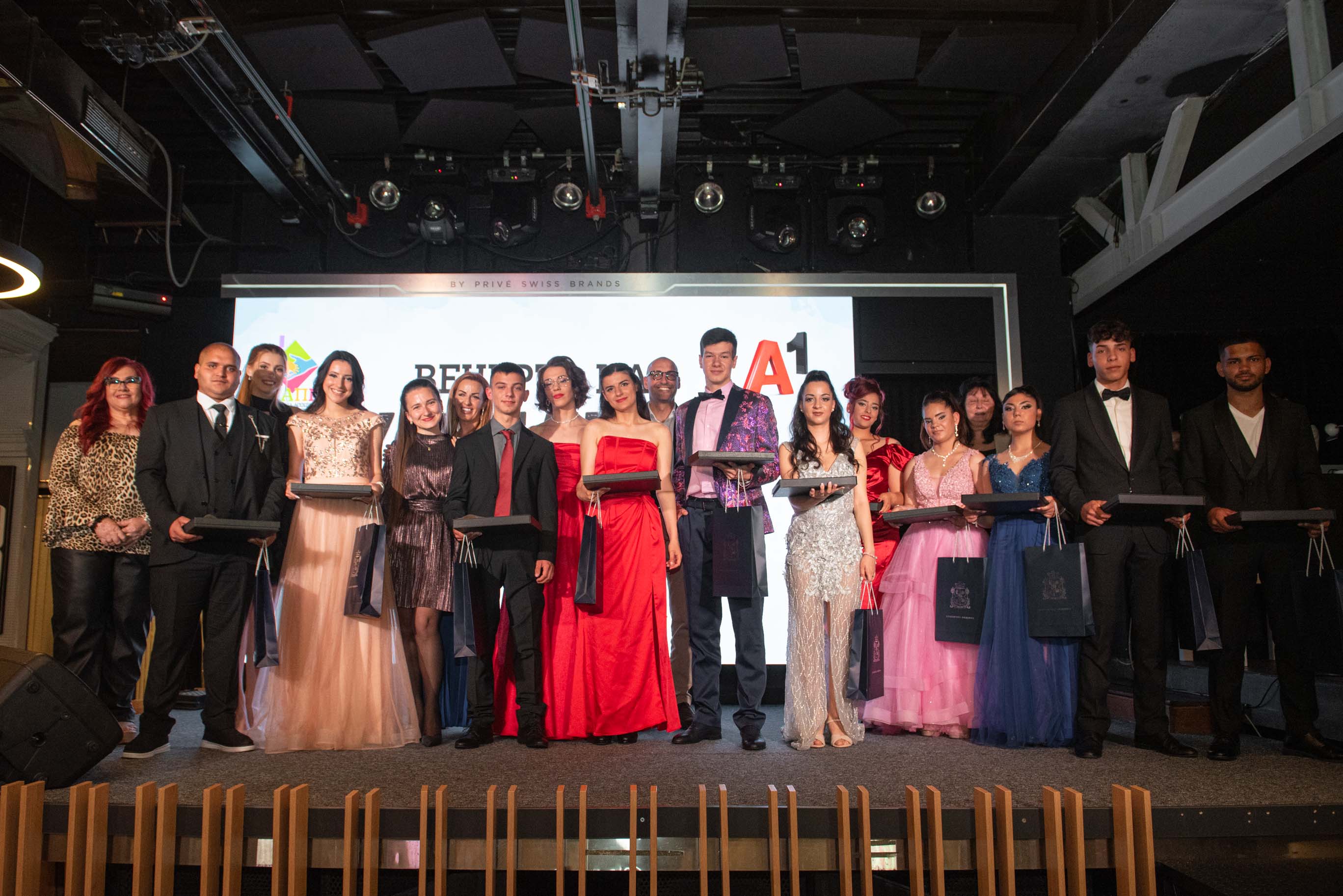 Вечерта на успелите събра зрелостници техните приемни родители социални работници