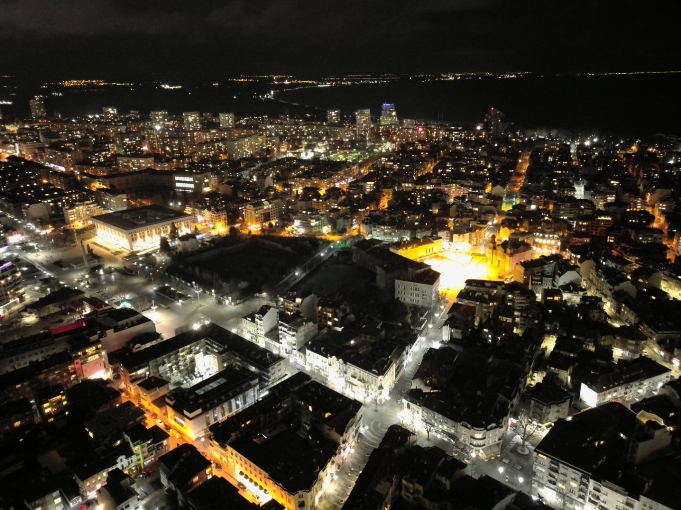 Вандали спират токаОбщина Бургас започна подмяната на уличното осветление в