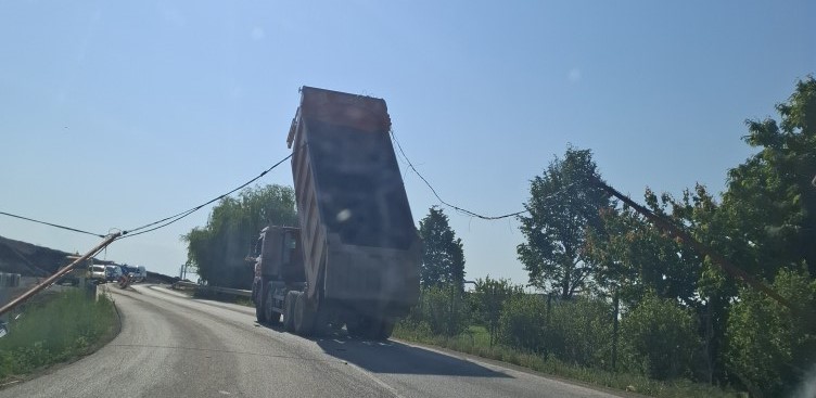 Камион се оплете в жици Това се е случило при