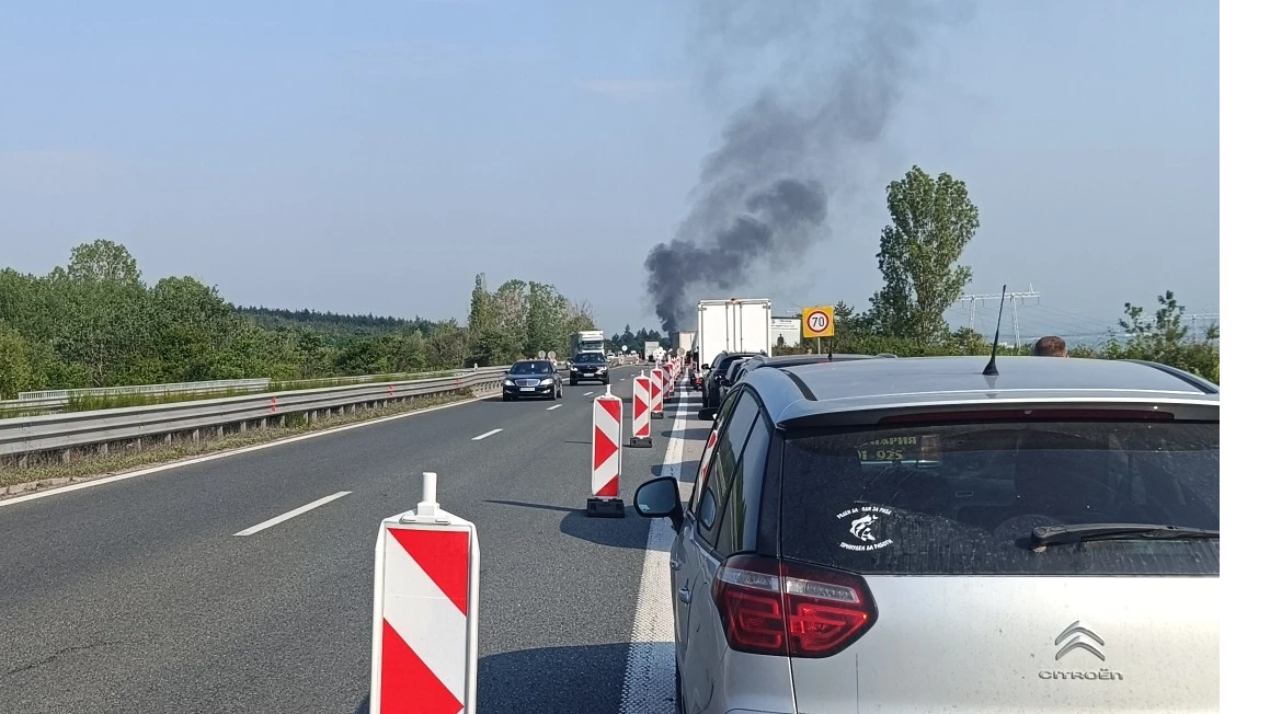 Запален автомобил блокира движението по АМ Тракия задръстването е километрично