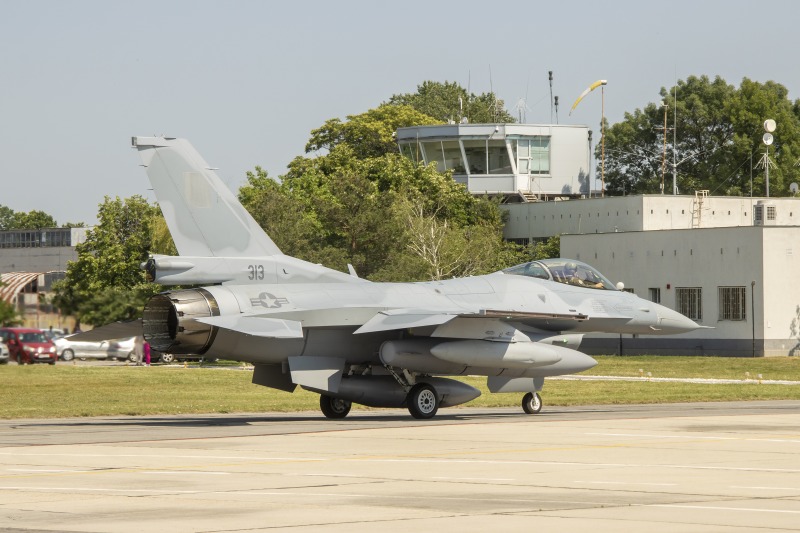 Вторият български изтребител F 16 пристигна днес в авиобаза Граф Игнатиево
