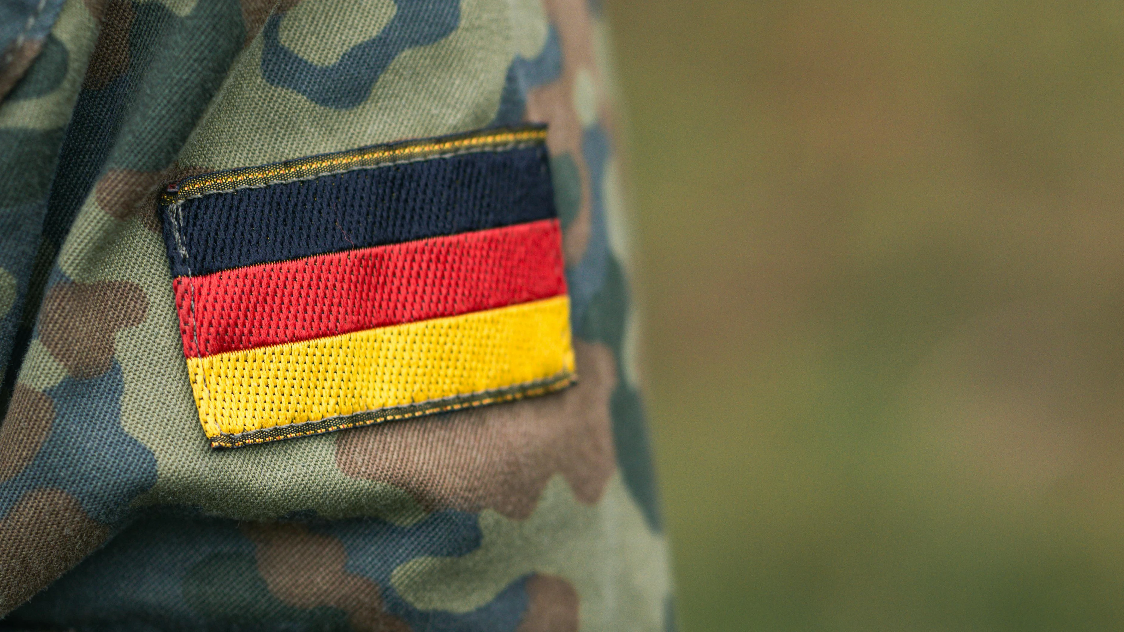 Страната се нуждае от 50 000 до 60 000 войници