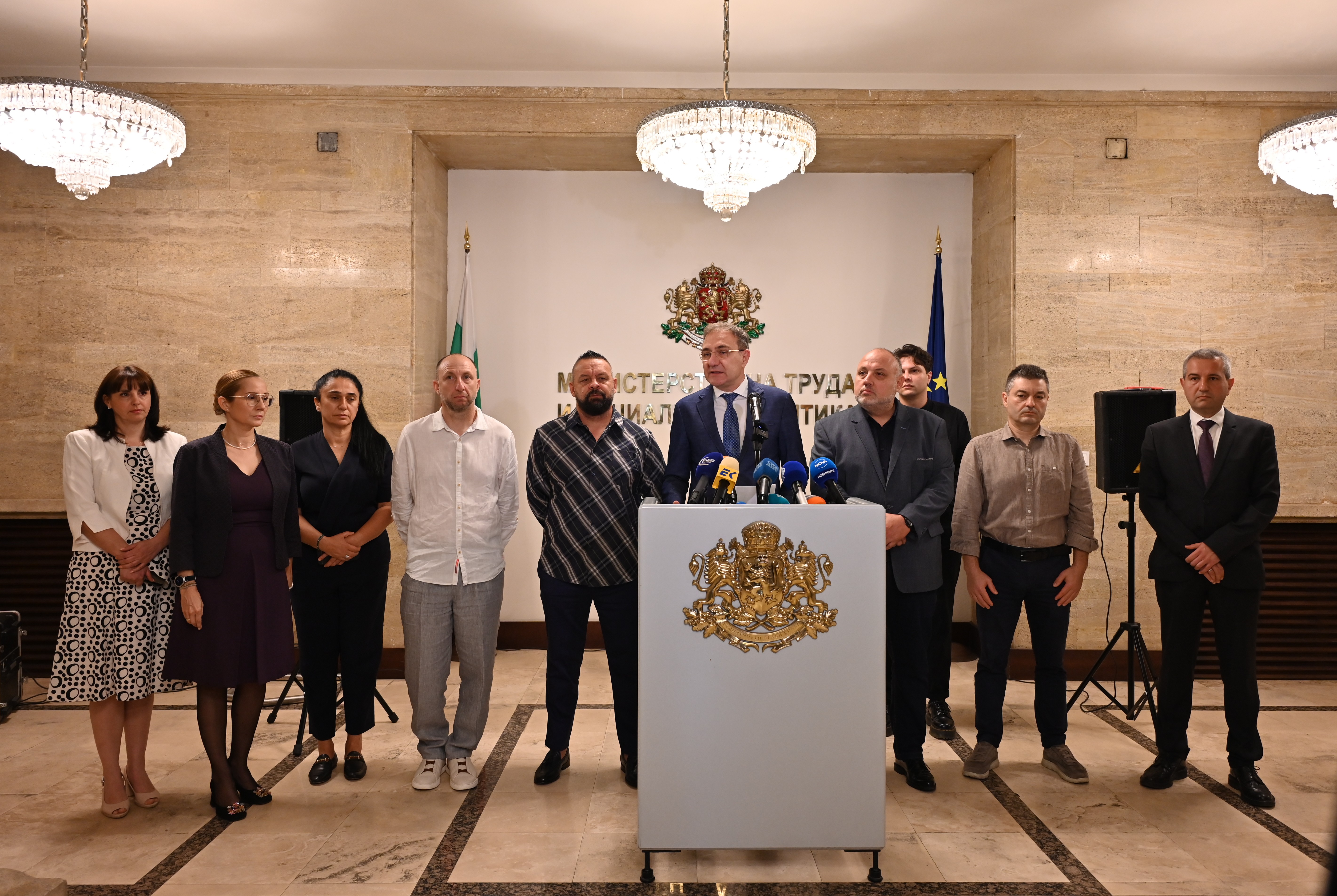 Записват само трите имена на наетите и ЕГННяма да искат