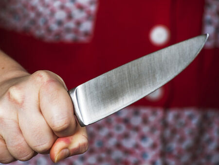 Задържаха агресивна жена причинила средна телесна повреда на сина си