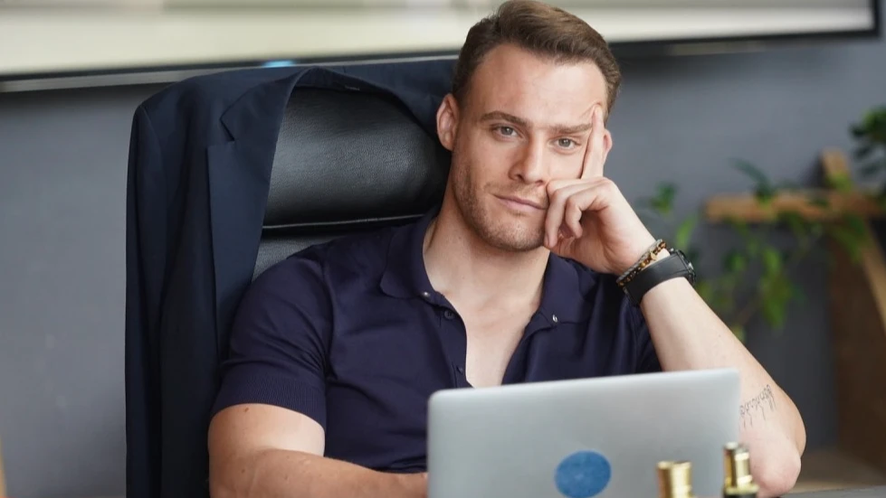 Актьорът често върти любов със свои колежкиКерем Бурсин има бурен