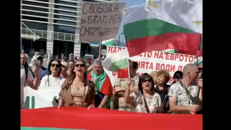 Хиляди протестиращи срещу еврото излязоха пред централата на ГЕРБ, настояват за оставка на правителството (ВИДЕО)