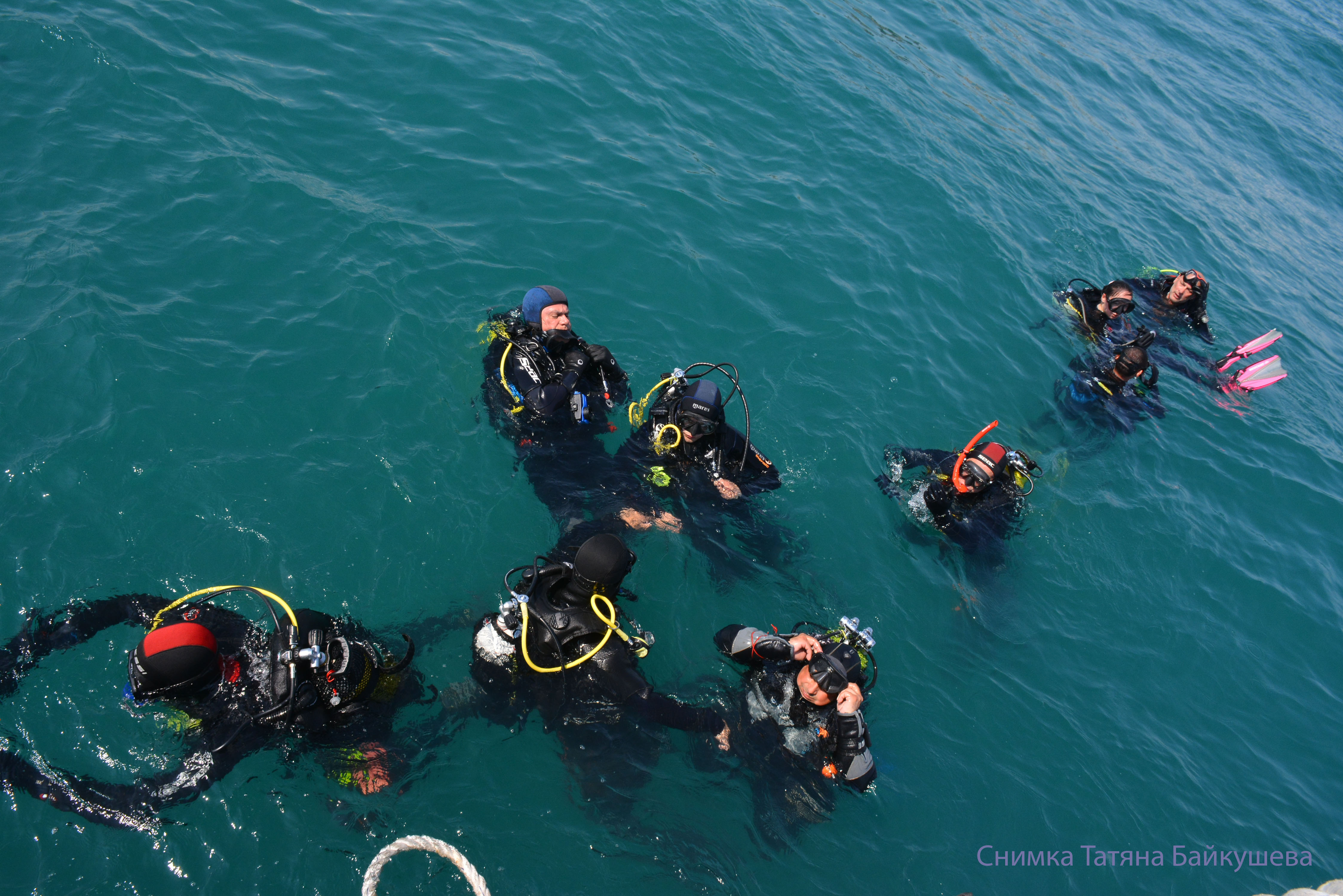 Водолази потопиха две каси вино край остров Света Анастасия Виното