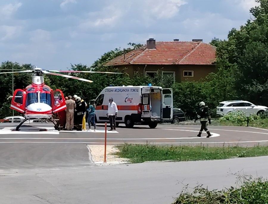 Медицински хеликоптер взе днес по обяд пациент от болницата в