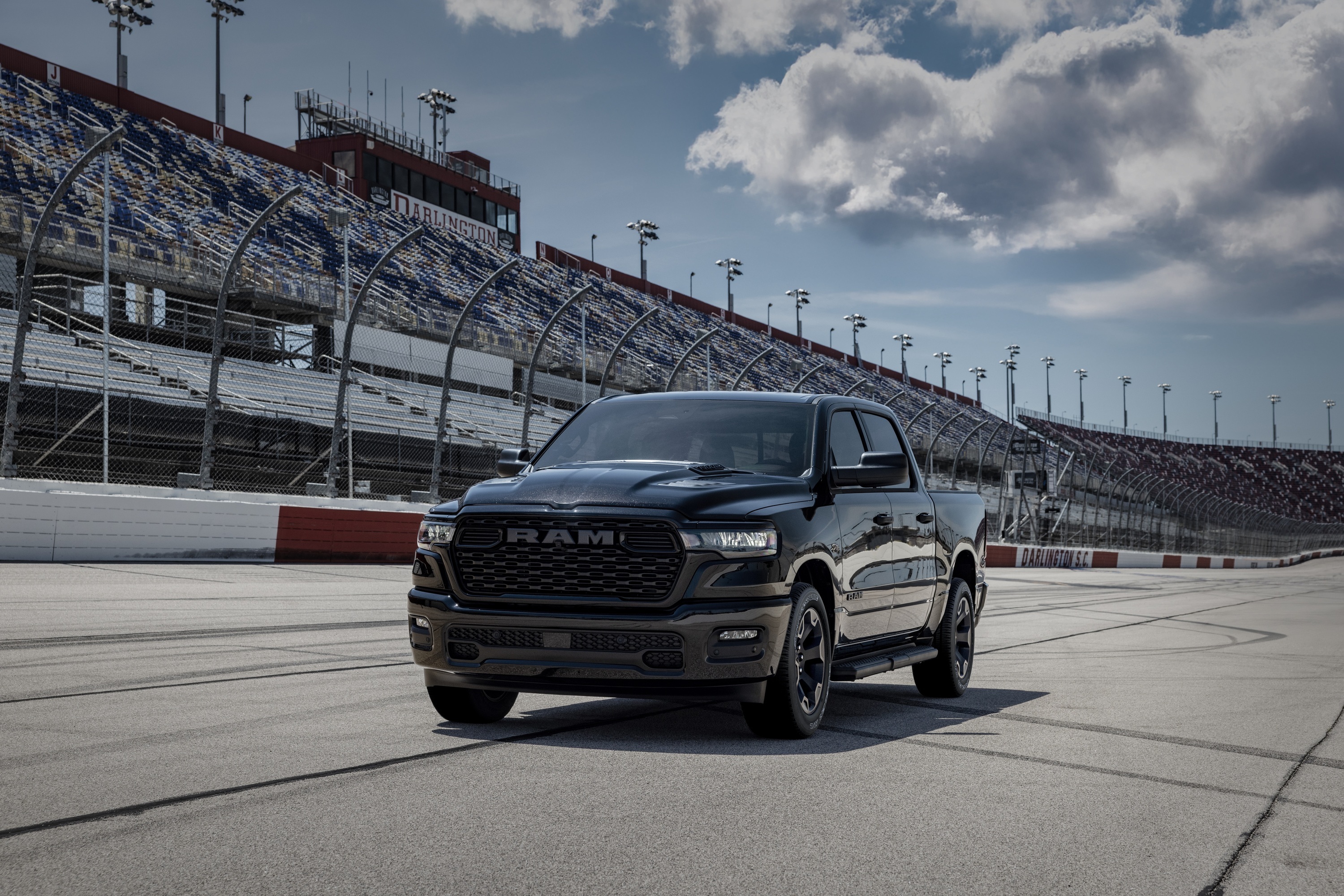 RAM 1500 се завръща с класически атмосферен мотор6 цилиндъра не