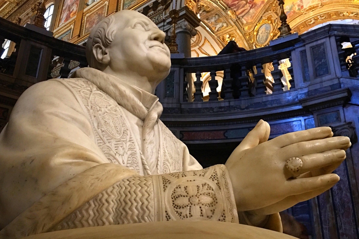 Символите на католическата църкваЧервените обувки на светия отец се свързват