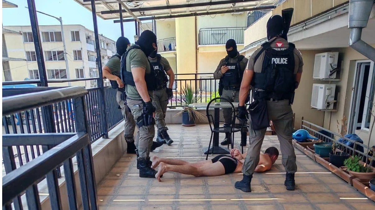 Кръв се лее по плажаСпецполицаи сгащили по долни гащи нападателя