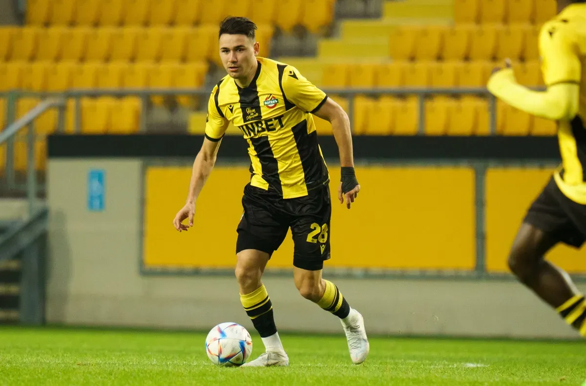 Българският халф Янис Карабельов ще подпише договор със сръбския гранд